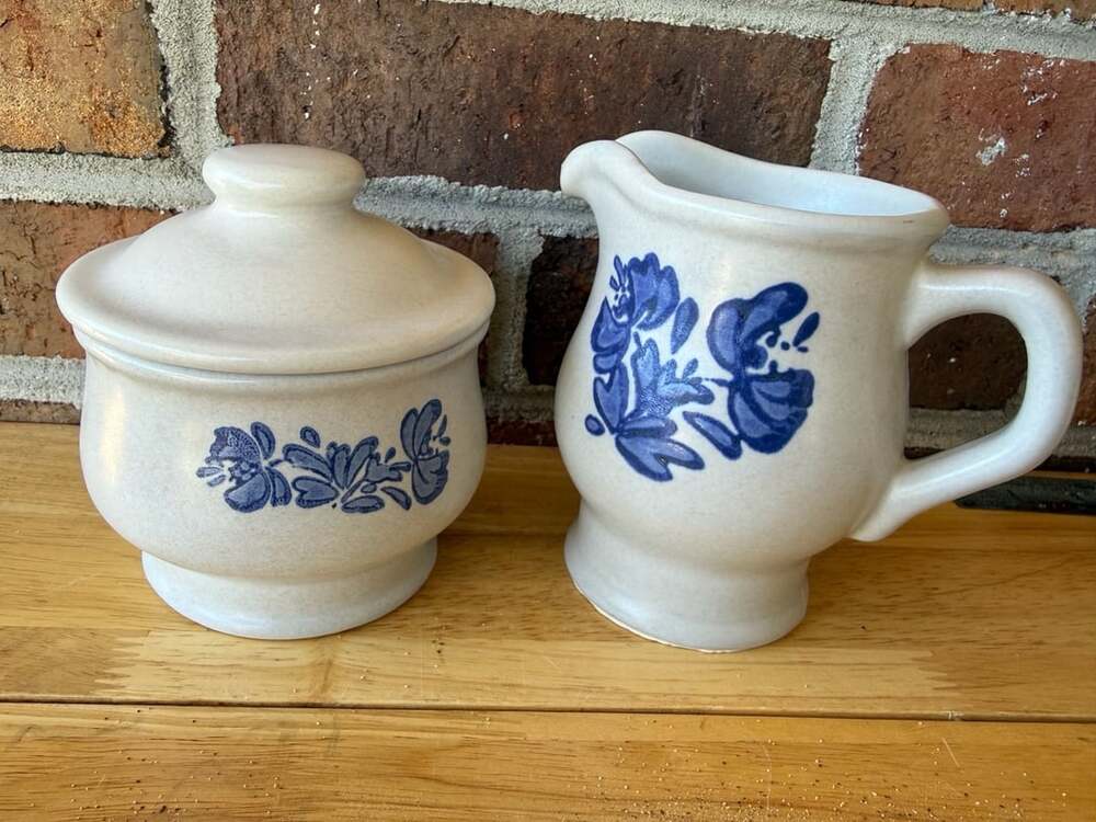Pfaltzgraff Yorktowne Stoneware Creamer Pitcher And Sugar Bowl Blue & White